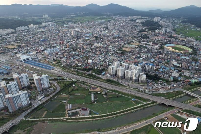 본문 이미지 - 제천지역 청년인구가 5년째 감소하고 있는 것으로 나타나 대책마련이 시급하다는 지적이다. 제천시 전경. (자료사진) /뉴스1