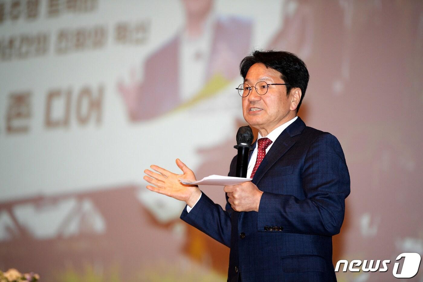 본문 이미지 - 강기정 광주시장이 7일 오전 시청 대회의실에서 열린 정례조회에 참석해 CES 2023 활동성과 프레젠테이션을 하고 있다.(광주시 제공)2023.2.7/뉴스1 