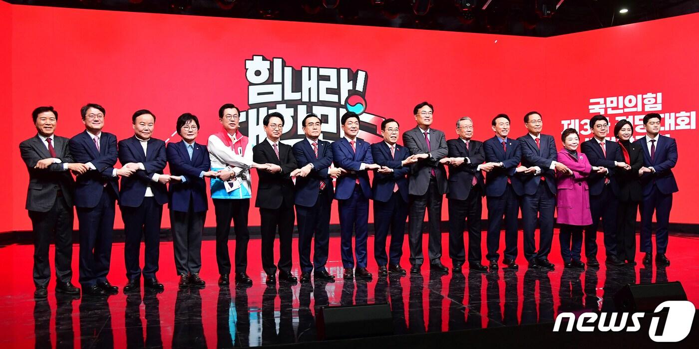 본문 이미지 - 7일 서울 강서구 한 방송 스튜디오에서 열린 국민의힘 제3차 전당대회 후보자 비전 발표회에서 최고위원 후보들이 당 지도부와 함께 기념촬영을 하고 있다. 왼쪽부터 김경안, 김진모 선거관리위원, 김재원, 조수진, 이만희, 천강정, 태영호, 이용, 박성중 후보, 정진석 비대위원장, 유흥수 선관위원장, 김석기 사무총장, 문병호, 정미경, 김병민, 허은아, 김용태 후보. 2022.2.7/뉴스1 ⓒ News1 국회사진취재단