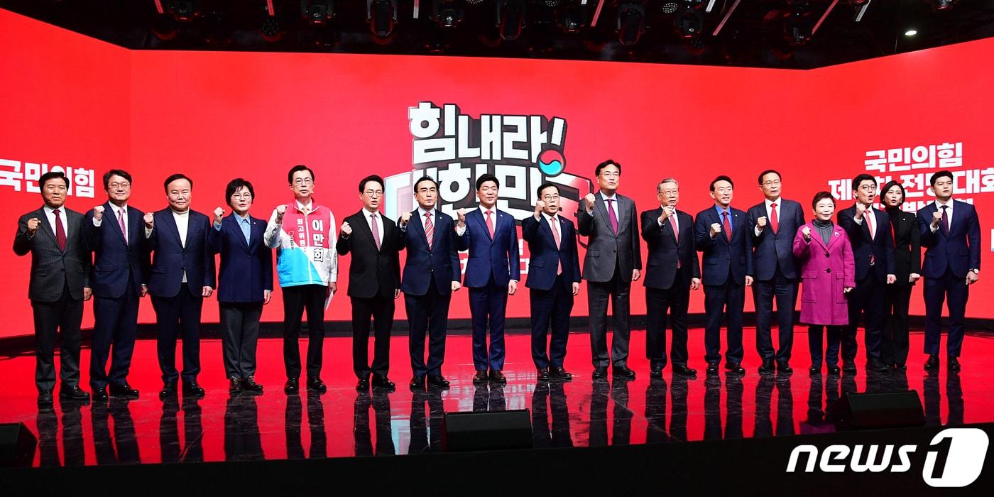 본문 이미지 - 7일 서울 강서구 한 방송 스튜디오에서 열린 국민의힘 제3차 전당대회 후보자 비전 발표회에서 최고위원 후보들이 당 지도부와 함께 기념촬영을 하고 있다. 왼쪽부터 김경안, 김진모 선거관리위원, 김재원, 조수진, 이만희, 천강정, 태영호, 이용, 박성중 후보, 정진석 비대위원장, 유흥수 선관위원장, 김석기 사무총장, 문병호, 정미경, 김병민, 허은아, 김용태 후보. 2022.2.7/뉴스1 ⓒ News1 국회사진취재단