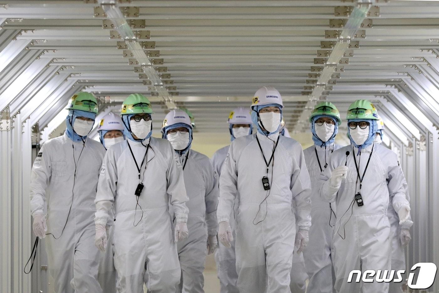 이재용 삼성전자 회장이 7일 삼성디스플레이 아산캠퍼스를 찾아 QD-OLED 생산라인을 살펴보고 사업전략을 점검하고 있다. &#40;삼성전자 제공&#41; 2023.2.7/뉴스1