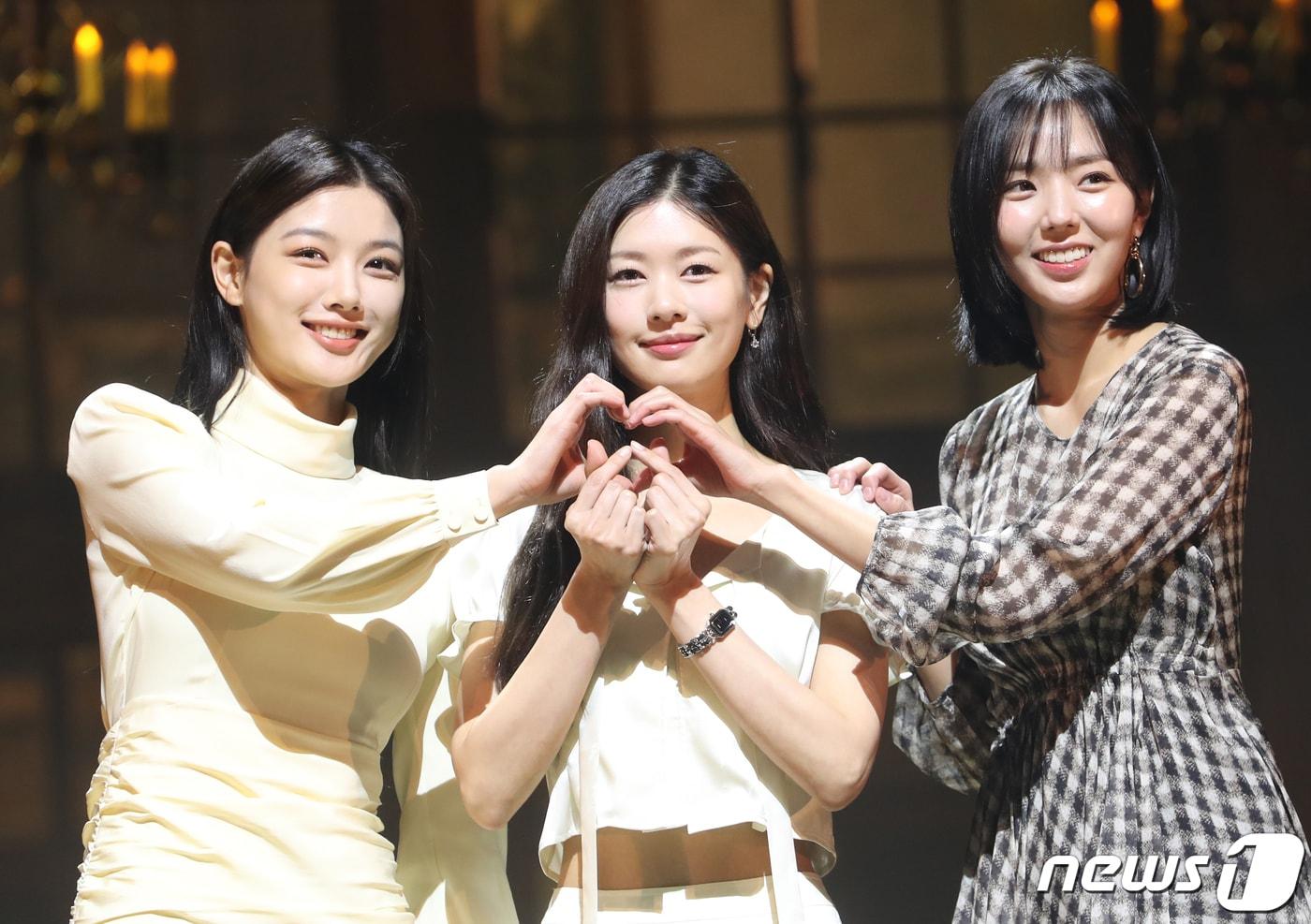 배우 김유정(왼쪽부터)과 정소민, 채수빈이 7일 오후 서울 서초구 예술의전당 CJ 토월극장에서 열린 연극 ‘셰익스피어 인 러브’ 기자간담회에서 포즈를 취하고 있다. ‘셰익스피어 인 러브’는 슬럼프에 빠져있던 셰익스피어가 연극 배우를 꿈꾸는 여성 비올라와 애절한 사랑에 빠지고, 이를 바탕으로 세기의 걸작인 ‘로미오와 줄리엣’을 써내려 간다는 내용의 동명의 영화(1998)를 원작으로 한다. 2023.2.7/뉴스1 ⓒ News1 권현진 기자