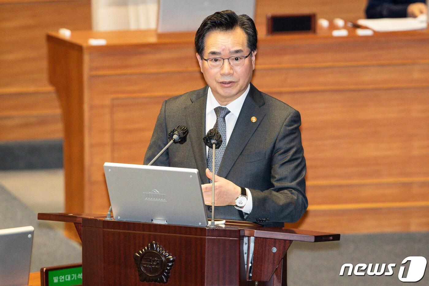 본문 이미지 - 정황근 농림축산식품부 장관이 서울 여의도 국회에서 열린 제403회 국회(임시회) 제3차 본회의 경제 분야 대정부 질문에서 최춘식 국민의힘 의원의 질문에 답하고 있다. 2023.2.7/뉴스1 ⓒ News1 유승관 기자