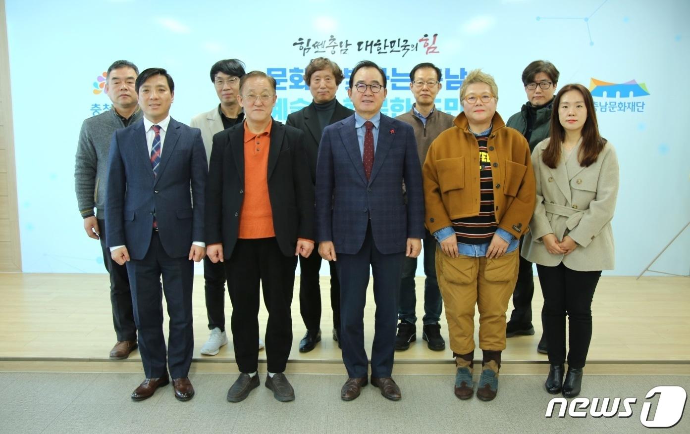 본문 이미지 - 3일 출범한 충남문화재단 제4기 미래정책위원회 위원들이 기념촬영을 하고 있다.(충남문화재단 제공)/뉴스1