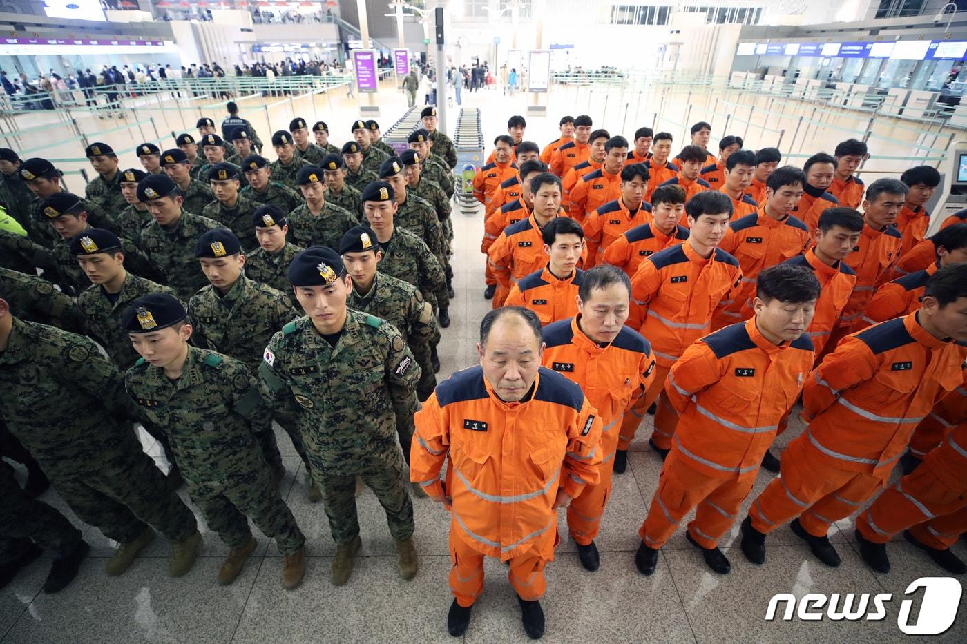 튀르키예 지진 실종자 수색 등을 위한 대한민국 긴급구호대(KDRT) 대원들이 7일 오후 인천국제공항 제1여객터미널에서 열린 출정식에 참석했다. 2023.2.7/뉴스1 ⓒ News1 구윤성 기자