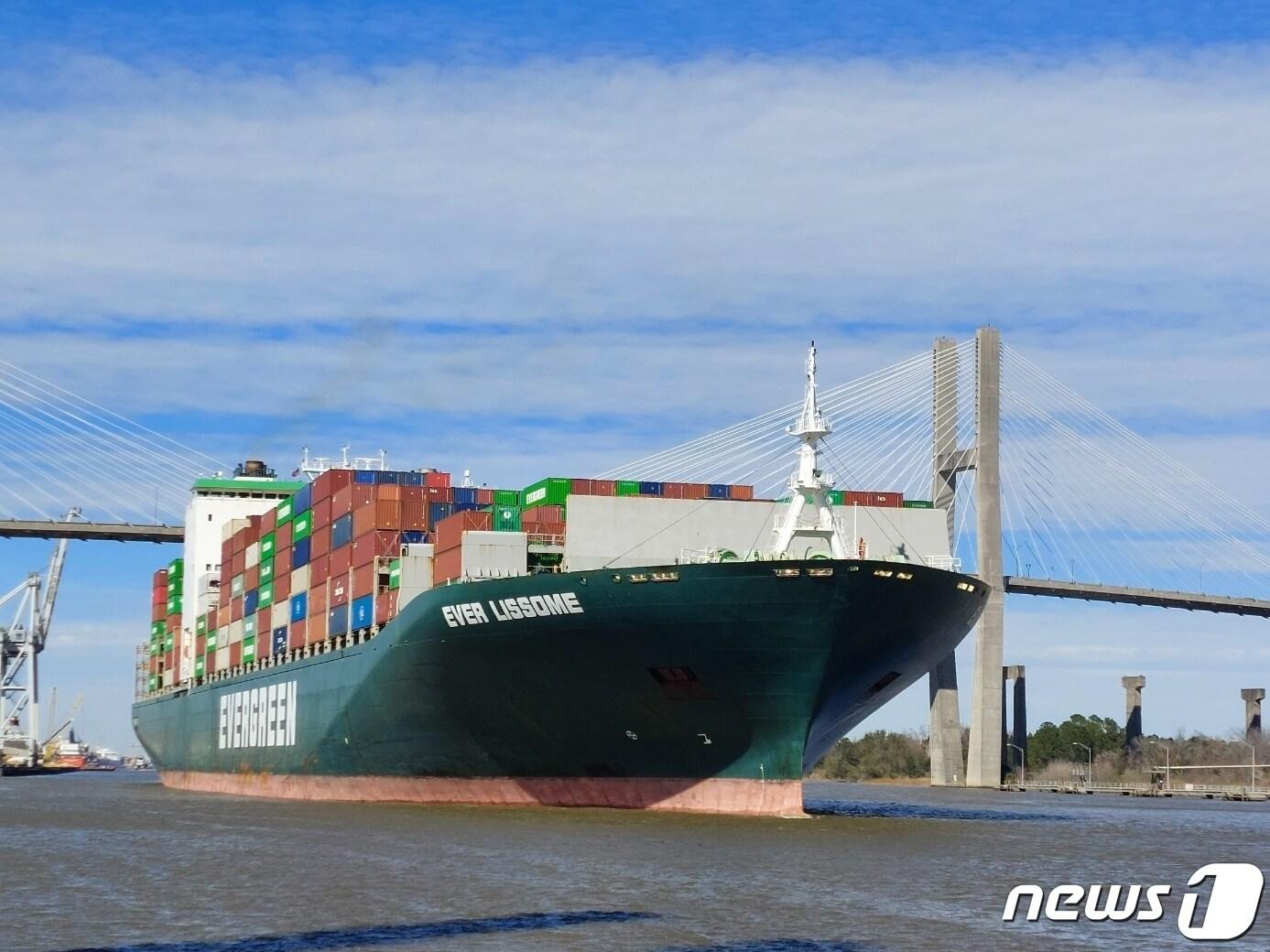 본문 이미지 - 미국 조지아주 서배너의 한 항구에 화물선이 입항하고 있는 모습. ⓒ News1 김현 특파원