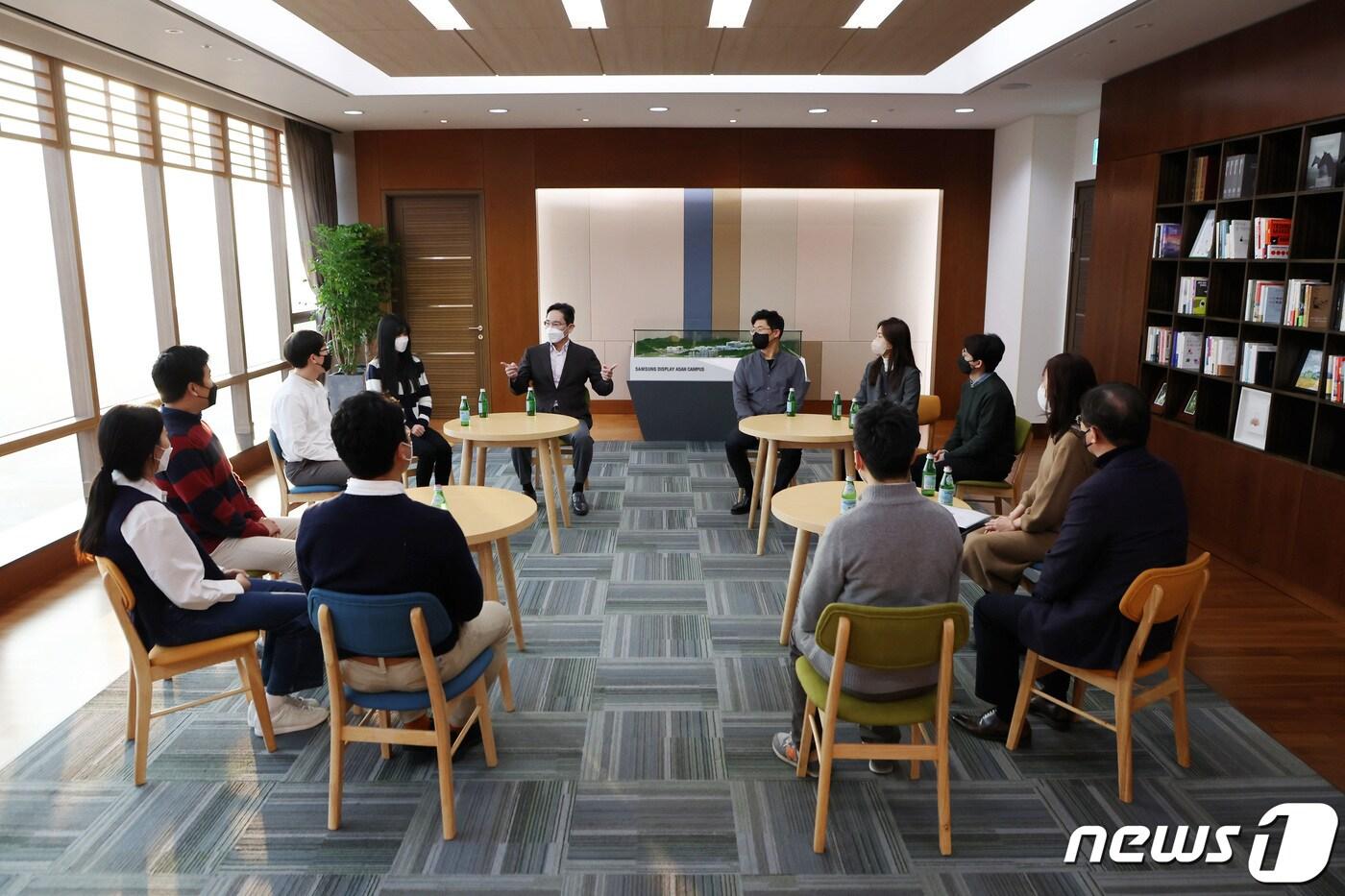 본문 이미지 - 이재용 삼성전자 회장이 7일 사업전략 점검차 삼성디스플레이 아산캠퍼스를 찾아 QD-OLED 생산라인을 둘러본 뒤 직원들과 대화하고 있다. (삼성전자 제공) 2023.2.8/뉴스1