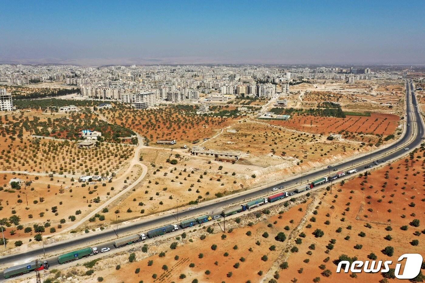 국제적 인도 지원 물품을 실은 차량들이 시리아 정부통제 지역인 이들리브주 사라키브에서 출발해 반군 조직 '하이아트 타흐리르 알샴'(HTS) 장악 지역으로 들어와 시리아-튀르키예(터키) 국경지대 '바브 알-하와'(Bab al-Hawa)로 향하고 있다. 바브 알-하와는 2011년 내전 이래 시리아로 들어가는 유일한 인도적 지원 통로. 유엔의 특별 허가로 운영되고 있다. 터키 남부 이스텐데룬과 시리아 서북부 이들리브 사이에 위치해있다. 2022.9.17 ⓒ AFP=뉴스1 ⓒ News1 정윤미 기자