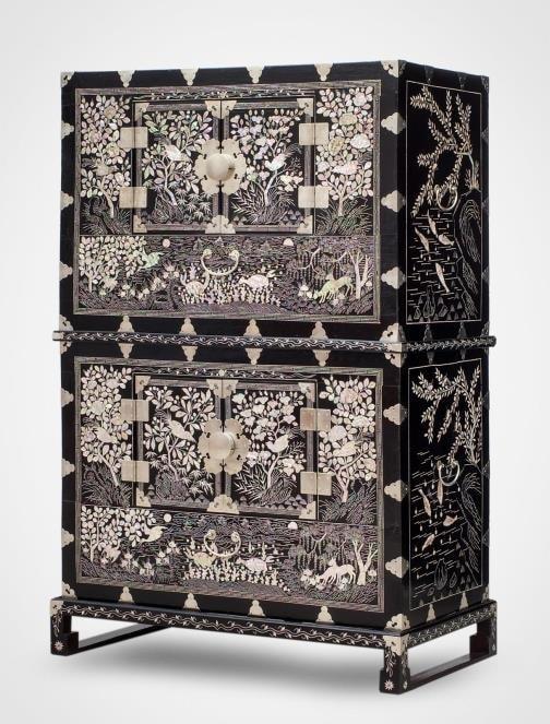 본문 이미지 - 1896년 고종이 러시아 황제 니콜라이 2세 대관식에 맞춰 선물한 '흑칠나전이층농'. (크렘린박물관, 국외소재문화재재단 제공) 