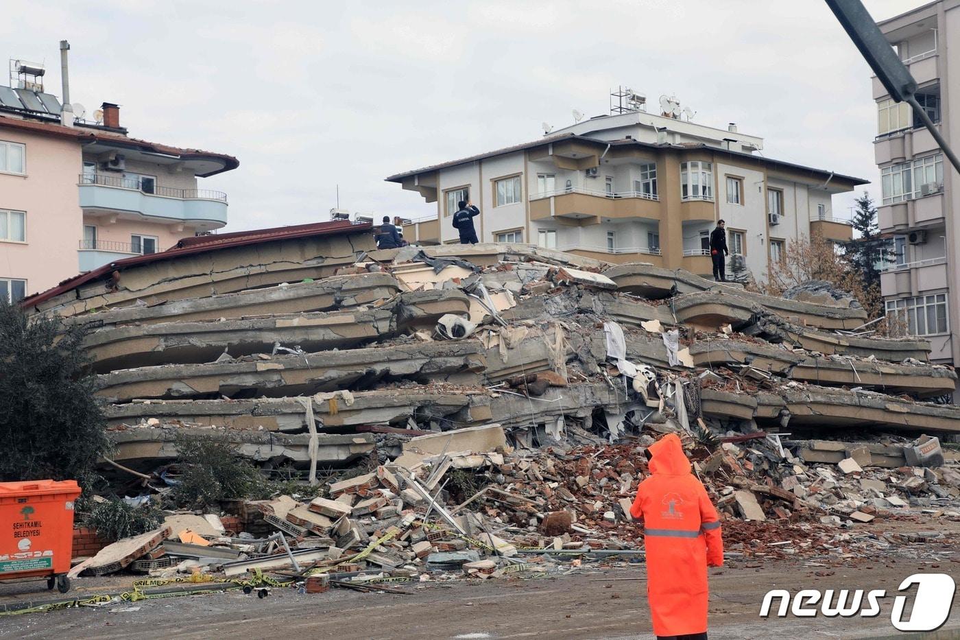 7일(현지시간) 규모 7.8의 강진으로 7900여명이 숨진 가운데 튀르키예의 가지안테프애서 폭삭 무너진 건물의 돌덩이가 보인다. ⓒ AFP=뉴스1 ⓒ News1 우동명 기자