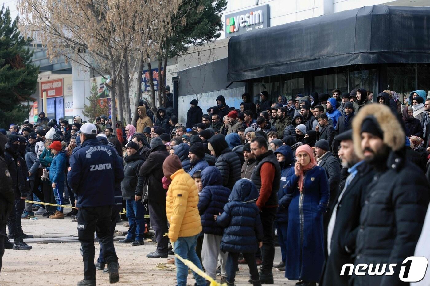 규모 7.8의 지진으로 7900여명이 숨진 가운데 7일(현지시간) 튀르키예 가지안테프에서 주민들이 구조대원의 수색을 지켜 보고 있다. ⓒ AFP=뉴스1 ⓒ News1 우동명 기자