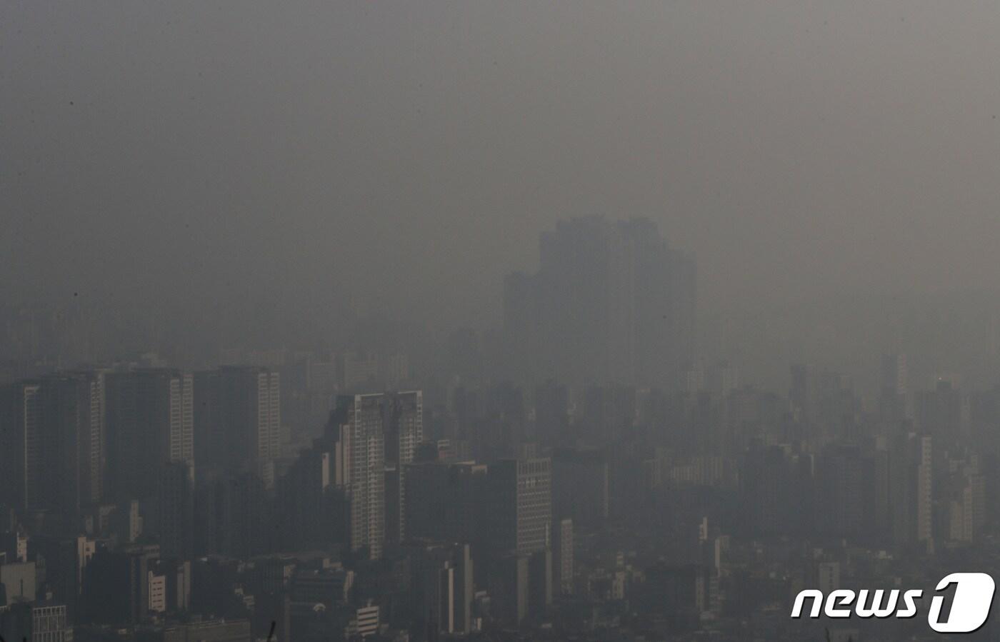 본문 이미지 - 수도권에 초미세먼지주의보가 발령된 8일 오전 서울 남산에서 바라본 도심이 뿌옇다.  2023.2.8/뉴스1 ⓒ News1 이동해 기자