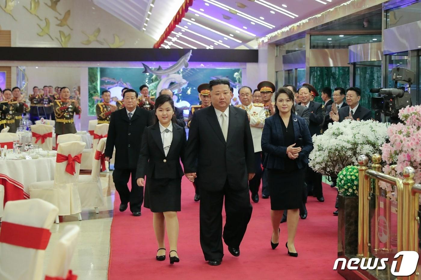 (평양 노동신문=뉴스1) = 북한 노동당 기관지 노동신문은 8일 "김정은 동지께서 조선인민군 창건(건군절) 75돌을 맞으며 2월7일 인민군 장령(성)들의 숙소를 축하 방문하고 기념연회에 참석했다＂고 보도했다. [국내에서만 사용가능. 재배포 금지. DB 금지. For Use Only in the Republic of Korea. Redistribution Prohibited] rodongphoto@news1.kr [국내에서만 사용가능. 재배포 금지. DB 금지. For Use Only in the Republic of Korea. Redistribution Prohibited] rodongphoto@news1.kr