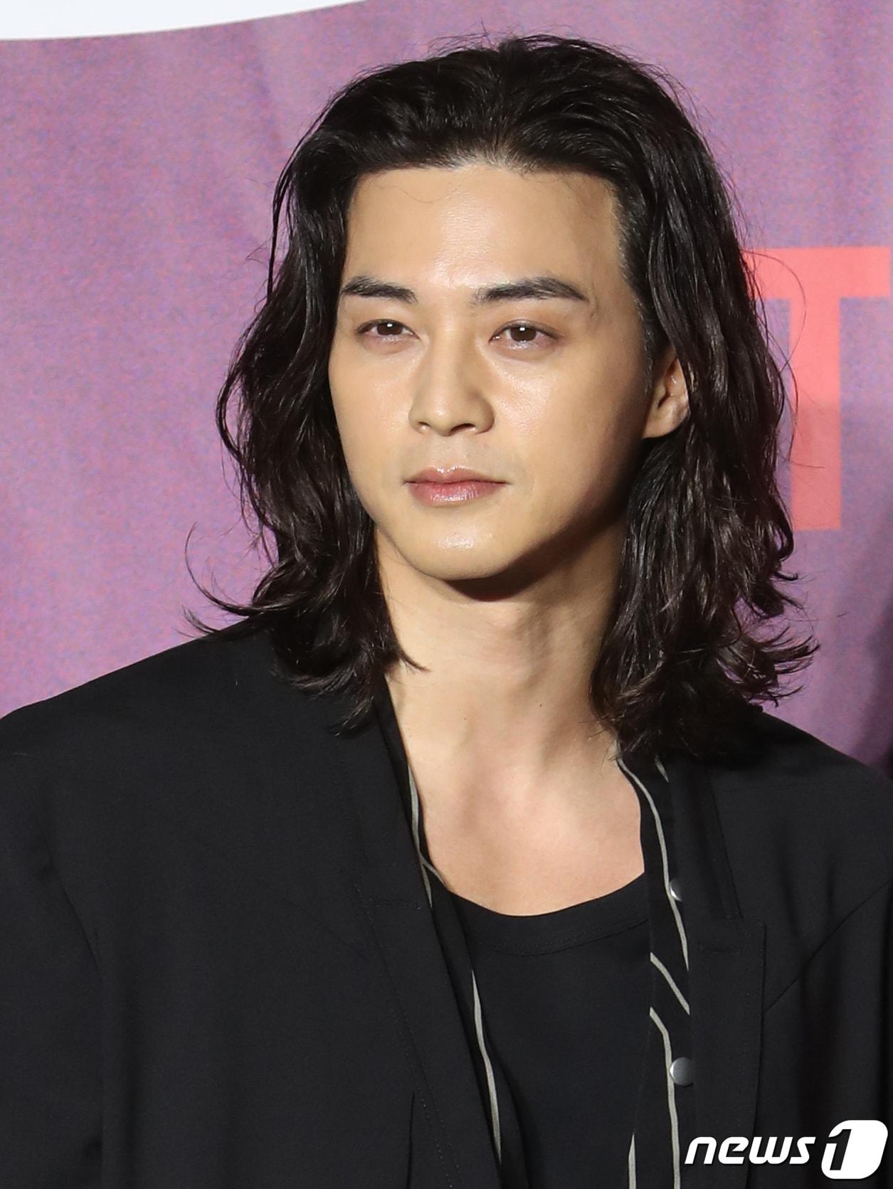 본문 이미지 - 배우 김지훈이 8일 서울 용산구 CGV 용산아이파크몰에서 열린 넷플릭스 시리즈 '연애대전'(감독 김정권) 제작발표회에서 포즈를 취하고 있다. '연애대전'은 남자에게 병적으로 지기 싫어하는 여자와 여자를 병적으로 의심하는 남자가 전쟁 같은 사랑을 겪으며 치유 받는 로맨틱 코미디다. 2023.2.8/뉴스1 ⓒ News1 권현진 기자