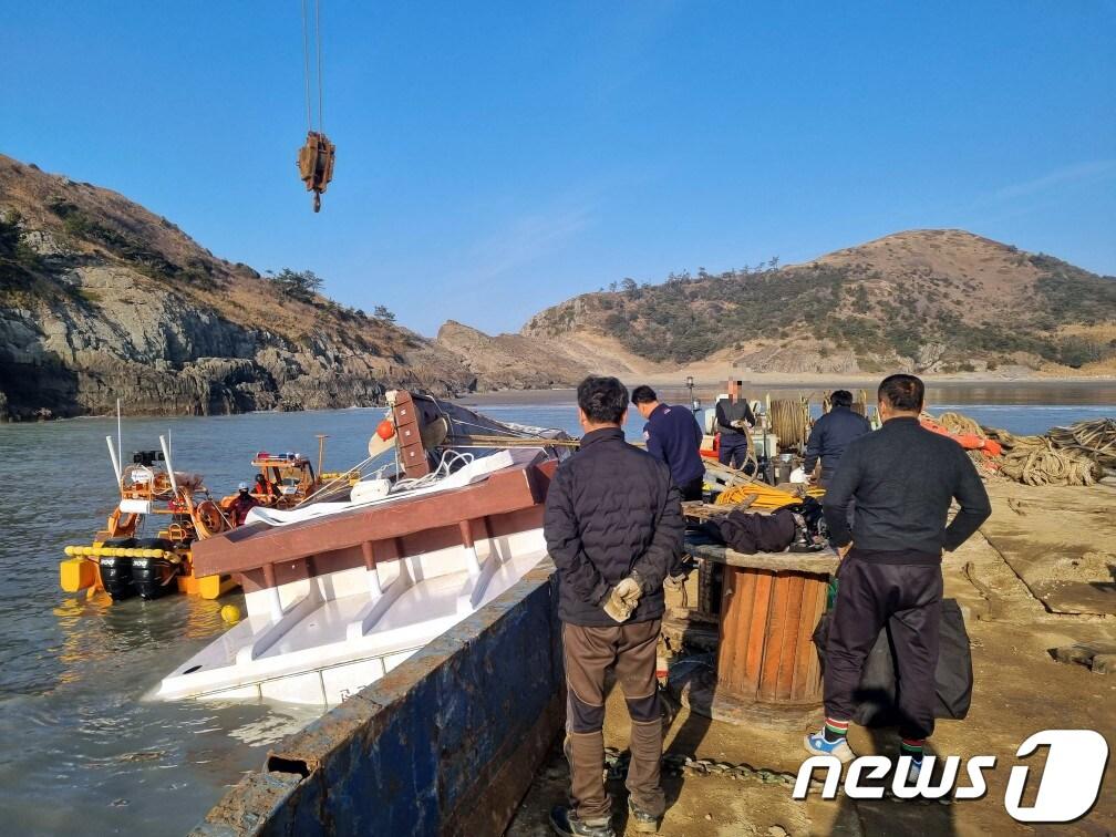 본문 이미지 - 8일 오전 전남 신안군 임자면 소허사도 앞 해역에서 목포해경이 전복된 청보호를 인양하기 위한 작업을 하고 있다.(해경 제공)2023.2.8/뉴스1
