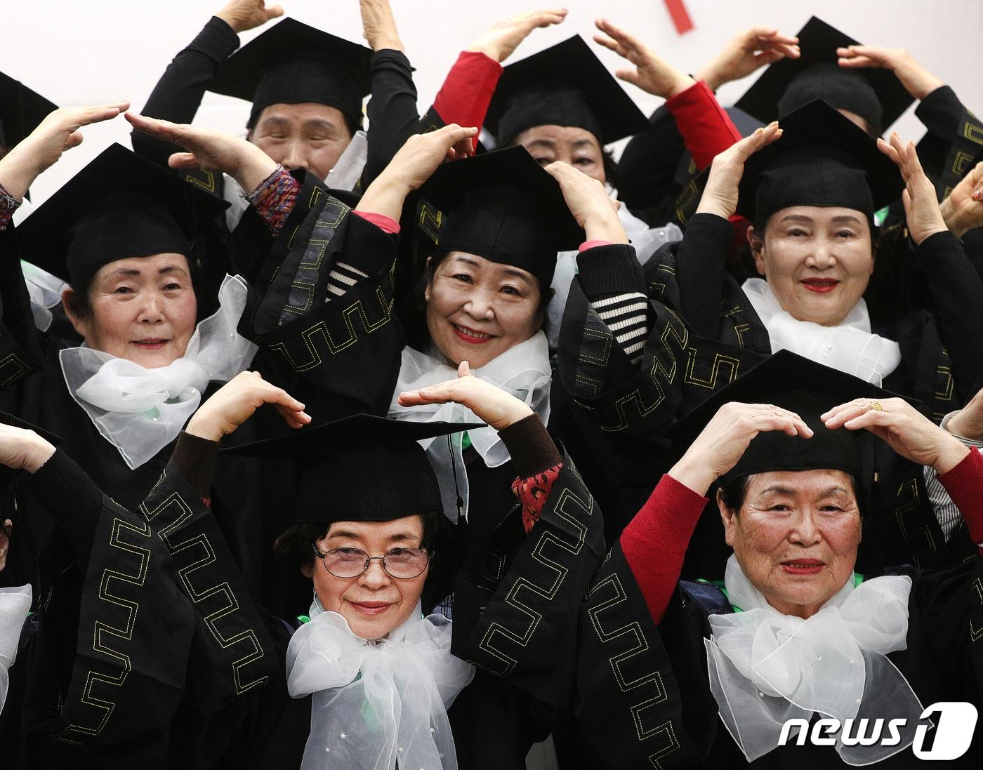 본문 이미지 - 8일 서울 영등포구청 별관에서 열린 늘푸름학교 졸업식에서 졸업생들이 손하트를 만들고 있다. 2023.2.8/뉴스1 ⓒ News1 신웅수 기자
