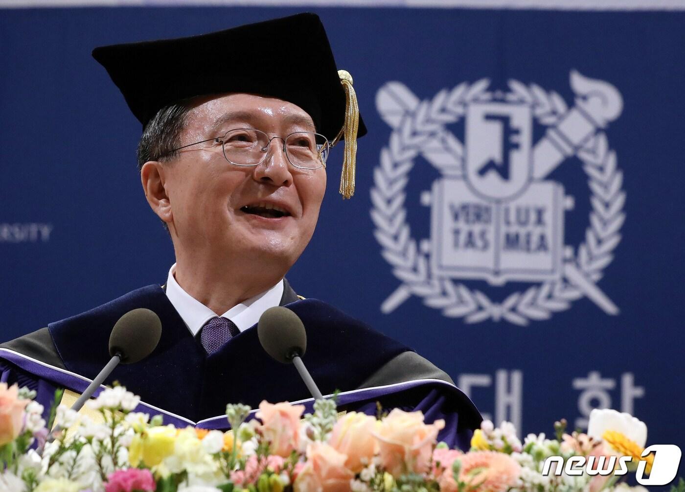 본문 이미지 - 유홍림 서울대 신임 총장이 8일 오전 서울 관악구 서울대에서 열린 취임식에서 취임사를 하고 있다. 2023.2.8/뉴스1 ⓒ News1 김진환 기자