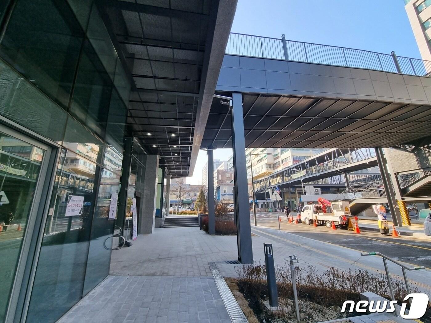 본문 이미지 - 8일 서울 중구 세운지구에 위치, 입주민 맞이를 시작한 푸르지오 헤리시티 입구 모습. 2023. 2. 8. ⓒ News1 최서윤 기자