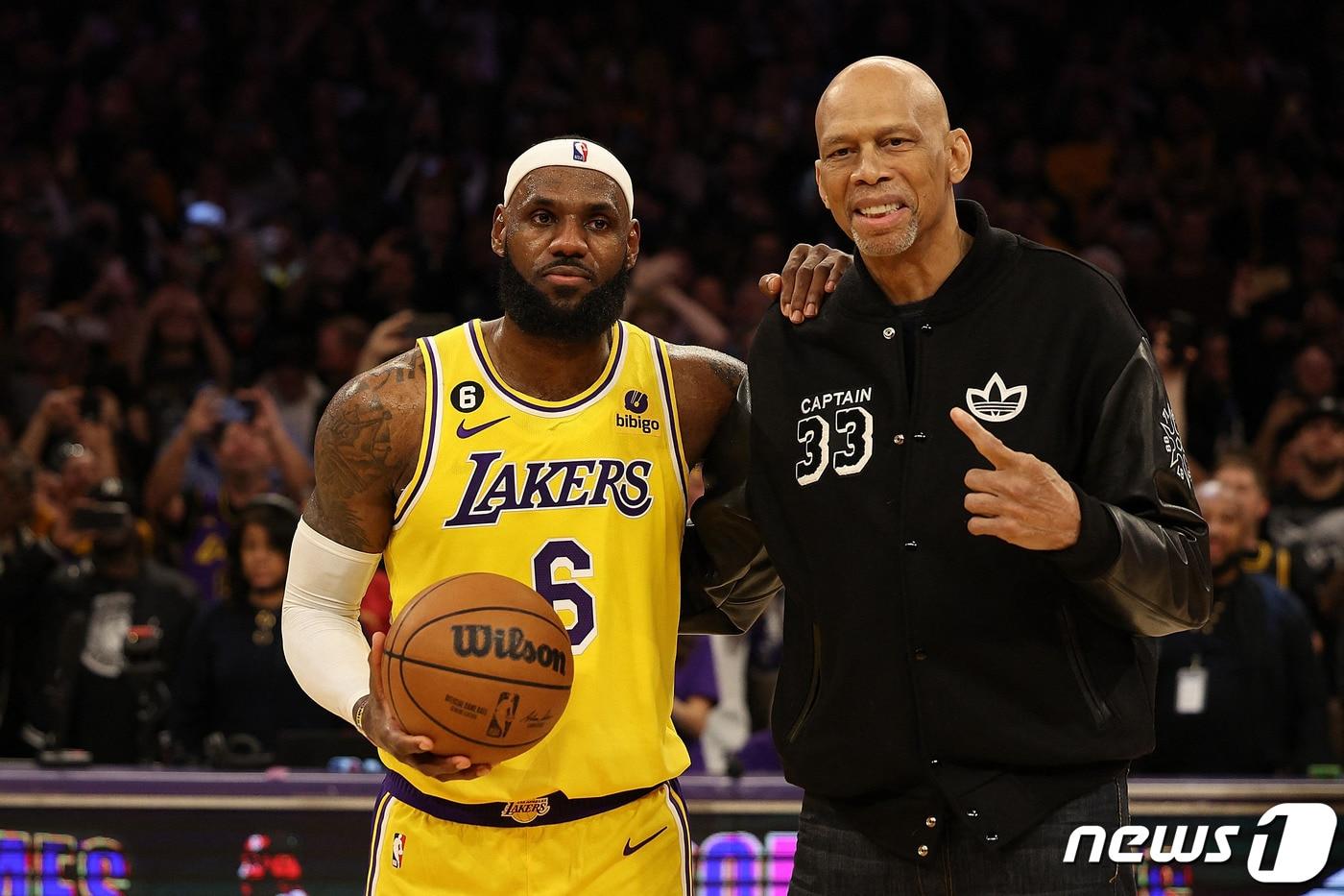 본문 이미지 - NBA 통산 최다 득점 기록을 세운 뒤 종전 기록 보유자인 카림 압둘자바(오른쪽)와 기념 촬영을 하는 르브론 제임스. ⓒ AFP=뉴스1