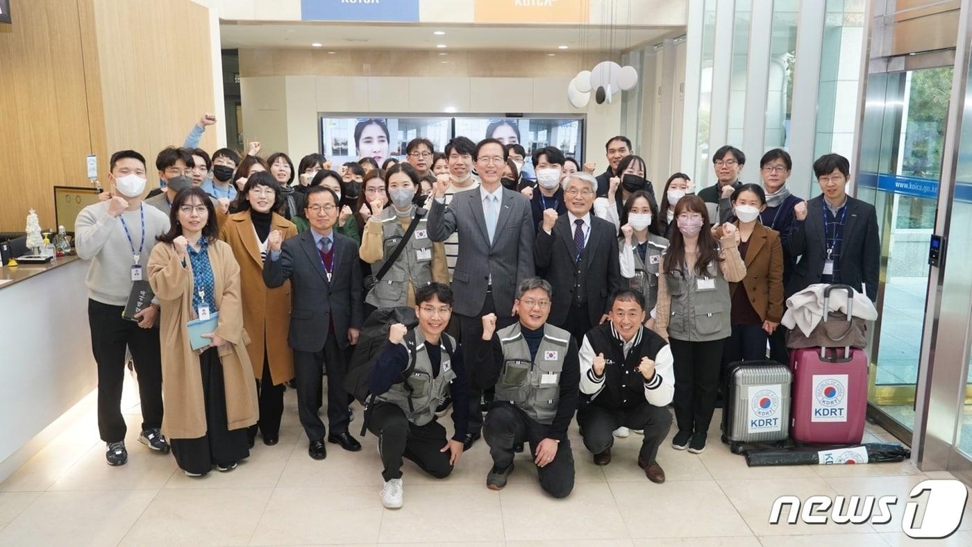 이윤영 코이카 이사장 직무대행(앞에서 두 번째 줄 왼쪽 다섯 번째)이 7일 오후 경기도 성남시 소재 본부에서 튀르키예 지진 피해 지원 대한민국 긴급구호대(KDRT) 일원으로 파견되는 직원들을 격려한 뒤 기념촬영을 하고 있다. (코이카 제공) 2023.2.8. /뉴스1