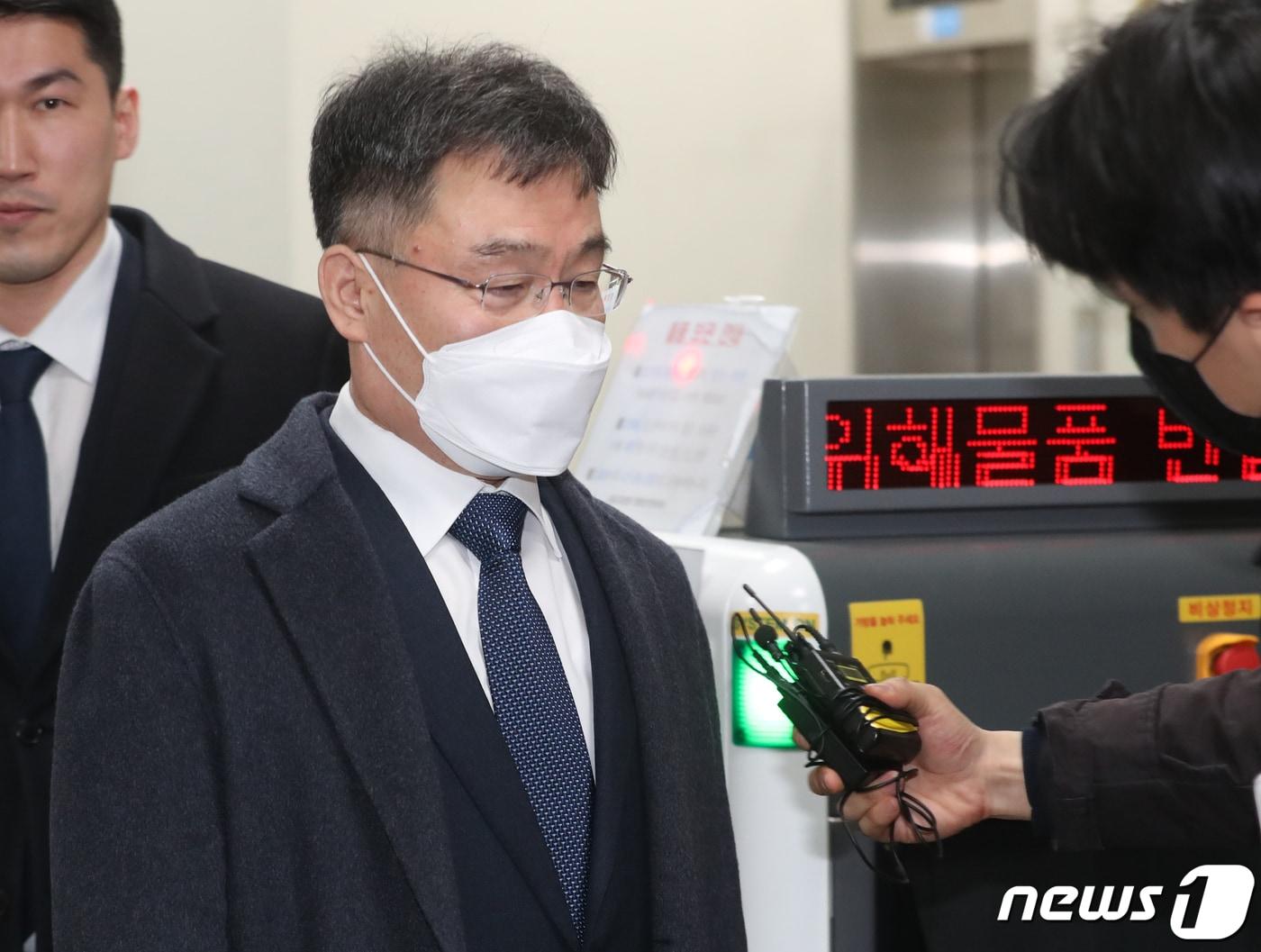 본문 이미지 - 화천대유자산관리 대주주 김만배 씨가 8일 서울 서초구 서울중앙지방법원에서 열린 대장동 개발 사업 로비·특혜 의혹 관련 1심 선고공판에서 무죄를 선고 받고 나오고 있다. 2023.2.8/뉴스1 ⓒ News1 ,송원영 기자