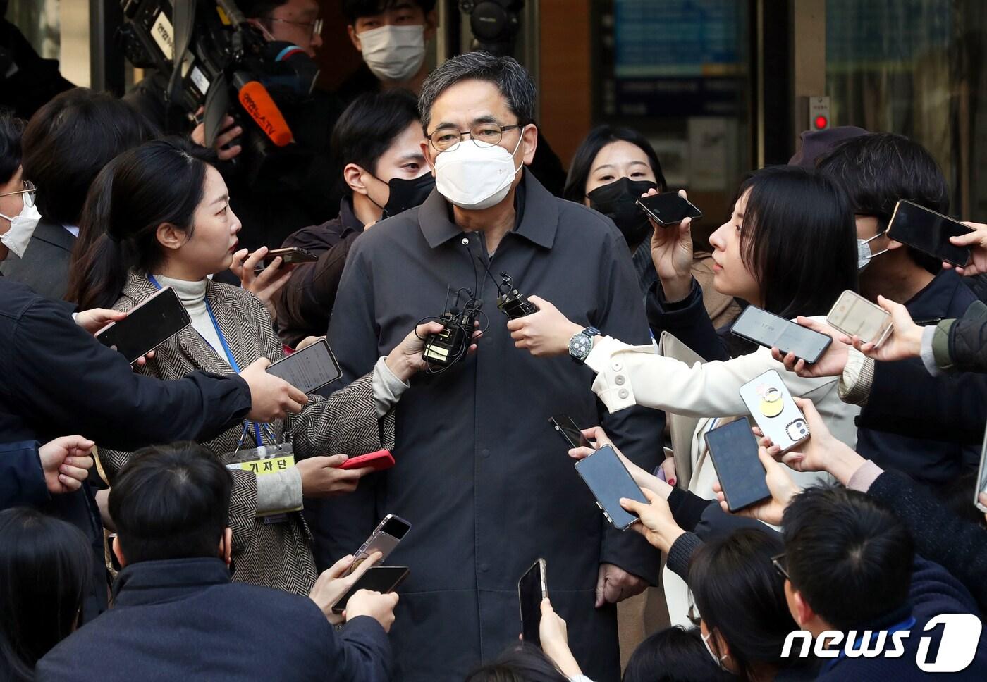 본문 이미지 - 대장동 개발사업을 돕고 아들을 통해 뇌물을 수수한 혐의로 기소된 곽상도 전 국민의힘 의원이 8일 서울 서초구 서울중앙지방법원에서 열린 특정범죄 가중처벌 등에 관한 법률 위반(뇌물) 등 혐의 관련 1심 선고공판을 마치고 취재진의 질문을 받고 있다.  2023.2.8/뉴스1 ⓒ News1 ,송원영 기자