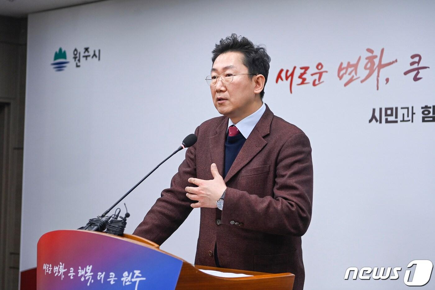 본문 이미지 - 원강수 강원 원주시장이 8일 시청 브리핑룸에서 졍례브리핑을 열고 강원특수교육원 최적지가 원주라는 입장을 밝히고 있다. (원주시 제공) 2023.2.8/뉴스1 신관호 기자