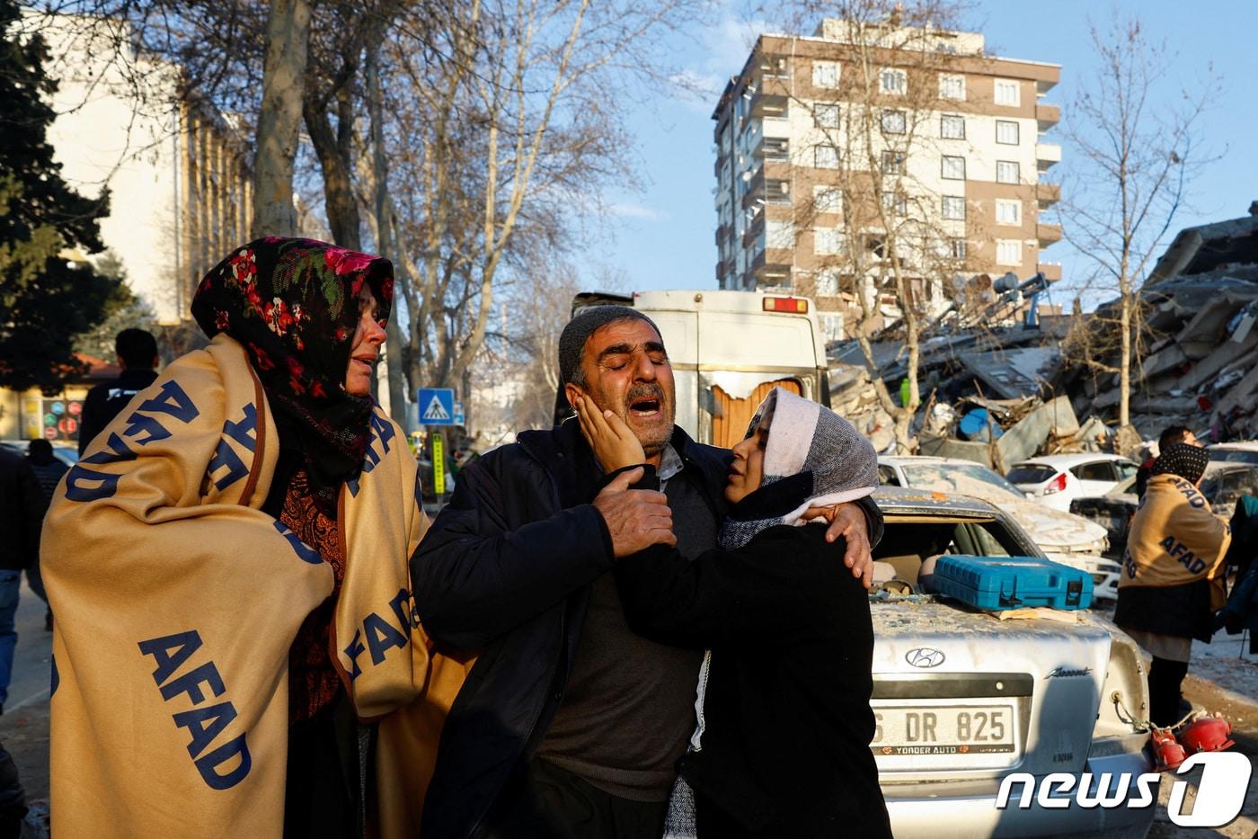 7일(현지시간) 튀르키예 카흐라만마라스에서 강진으로 수많은 인명피해가 발생했다. 압도적인 참사 규모에 현지 사람들이 눈물을 흘리고 있다. ⓒ 로이터=뉴스1 ⓒ News1 권진영 기자