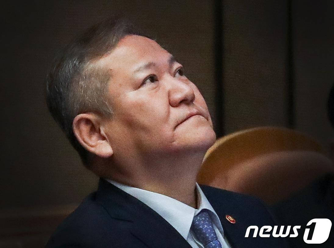 본문 이미지 - 이상민 행정안전부 장관이 지난 6일 서울 여의도 국회에서 열린 정치·외교·통일·안보 분야 대정부질문에서 생각에 잠겨 있다. ⓒ News1