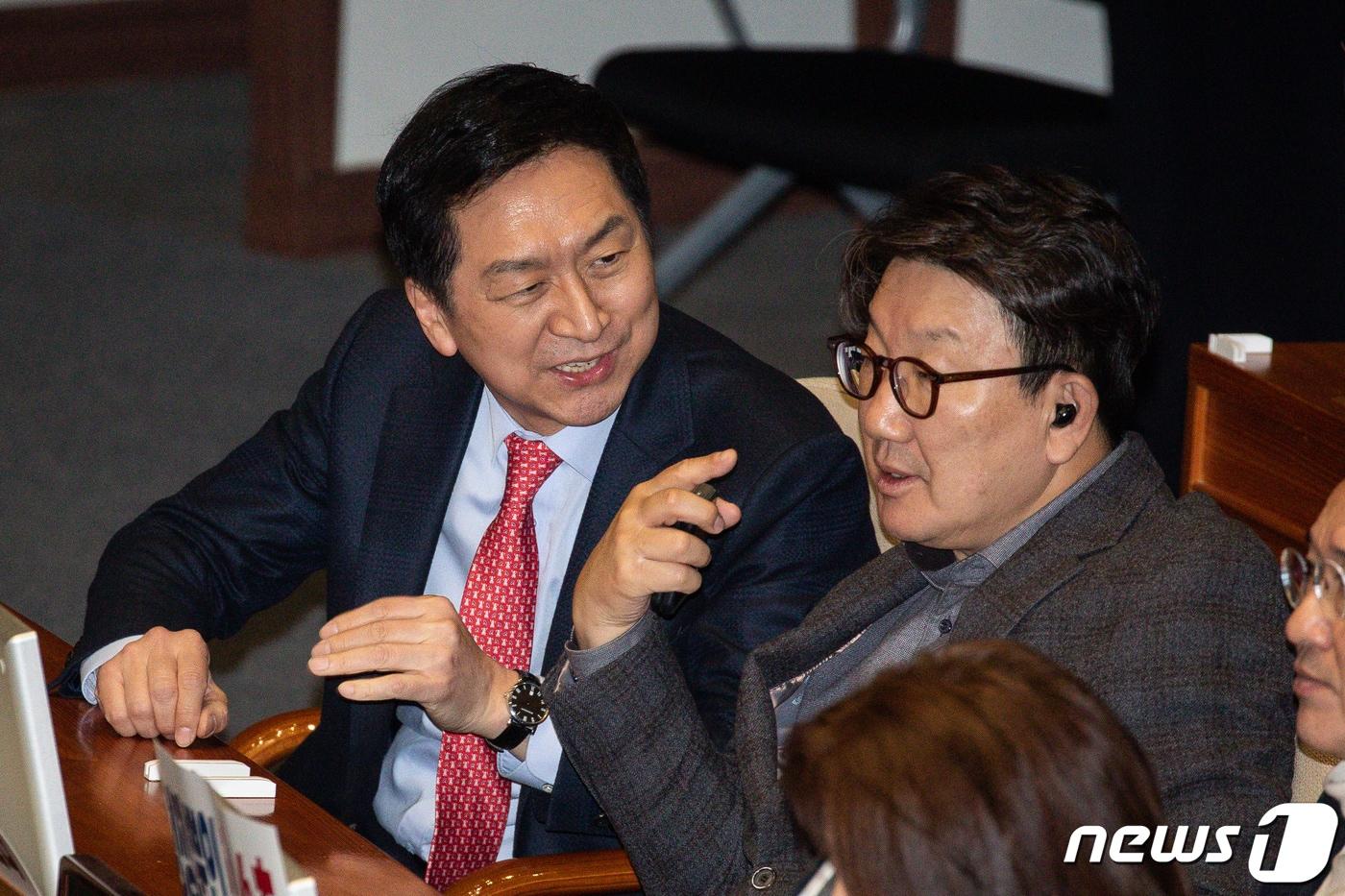국민의힘 당권 주자인 김기현 의원이 8일 서울 여의도 국회에서 열린 제403회 국회(임시회) 제4차 본회의에서 권성동 의원과 대화하고 있다. ⓒ News1 유승관 기자