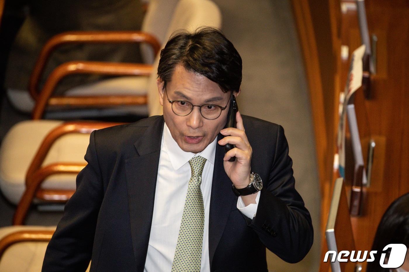통화 중인 국민의힘 윤상현 의원. 그의 핸드폰에는 무려 5만5000개가 넘는 전화번호가 저장돼 있다. ⓒ News1 유승관 기자