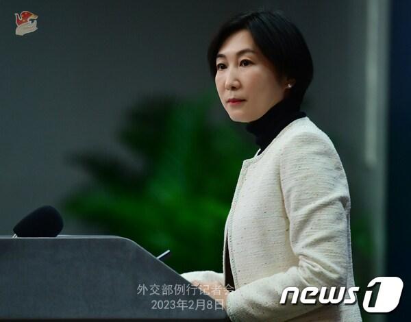 본문 이미지 - 마오닝 중국 외교부 대변인이 8일 브리핑에서 기자들의 질문에 답하고 있다. <출처=중국 외교부 홈페이지