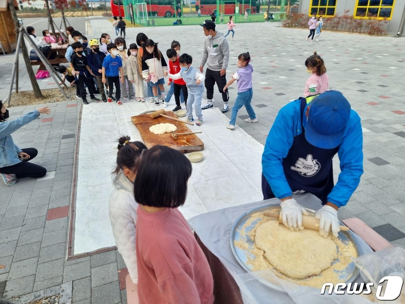 본문 이미지 - 9일 충북 충주시 신니면은 내포긴들체험마을과 요도천 둘레길이 방문객의 인기를 얻고 있다고 밝혔다. 사진은 내포긴들마을 텃밭 피자만들기.(충주시 제공)2023.2.9/뉴스1