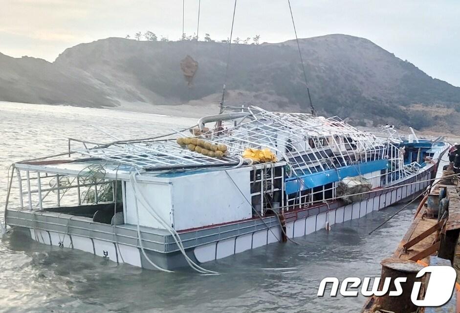 본문 이미지 - 9일 오전 전남 신안군 임자면 소허사도 앞 해역에서 24톤급 통발어선 청보호가 원상복구돼 있다. 청보호는 지난 4일 오후 기관실에 물이 차면서 전복됐다.(목포해경 제공)2023.2.9/뉴스1 