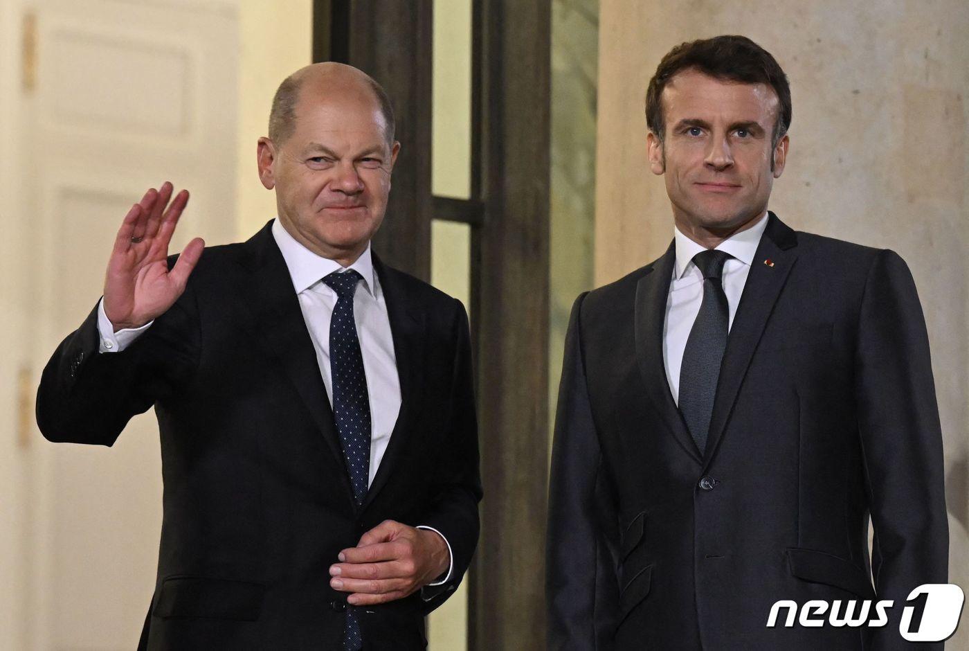 에마뉘엘 마크롱 프랑스 대통령과 올라프 숄츠 독일 총리가 8일(현지시간) 파리 엘리제 궁에서 회담을 하기 전에 포즈를 취하고 있다. ⓒ AFP=뉴스1 ⓒ News1 우동명 기자