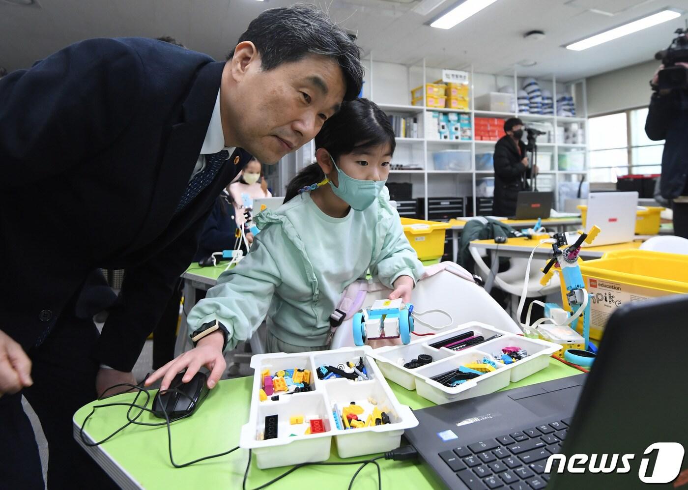 본문 이미지 - 이주호 부총리 겸 교육부 장관이 늘봄학교 관련 현장을 찾아 학생이 만든 자동차 코딩로봇에 대한 설명을 듣고 있다. (공동취재) 2023.2.9/뉴스1 ⓒ News1 이승배 기자