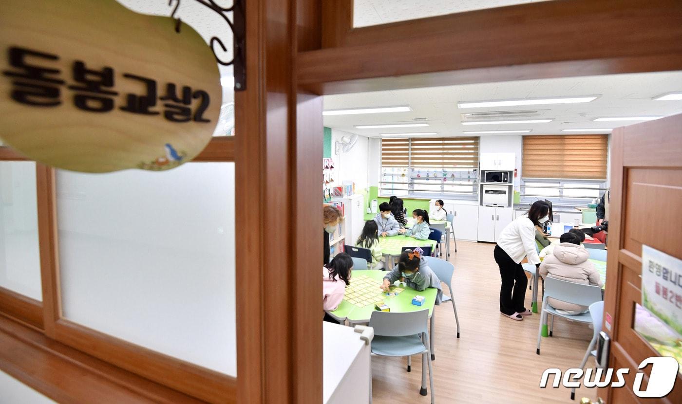 본문 이미지 - 서울 한 초등학교 돌봄교실에서 수업하는 모습. /뉴스1 ⓒ News1 이승배 기자