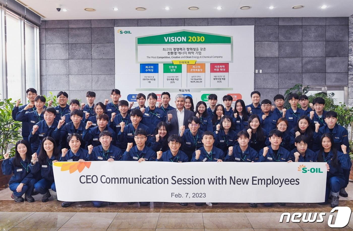 본문 이미지 - 후세인 알 카타니 에쓰오일 CEO가 지난 7일 울산공장에서 열린 신입사원 특강을 마친 뒤 기념촬영을 하고 있다.(에쓰오일 제공) 