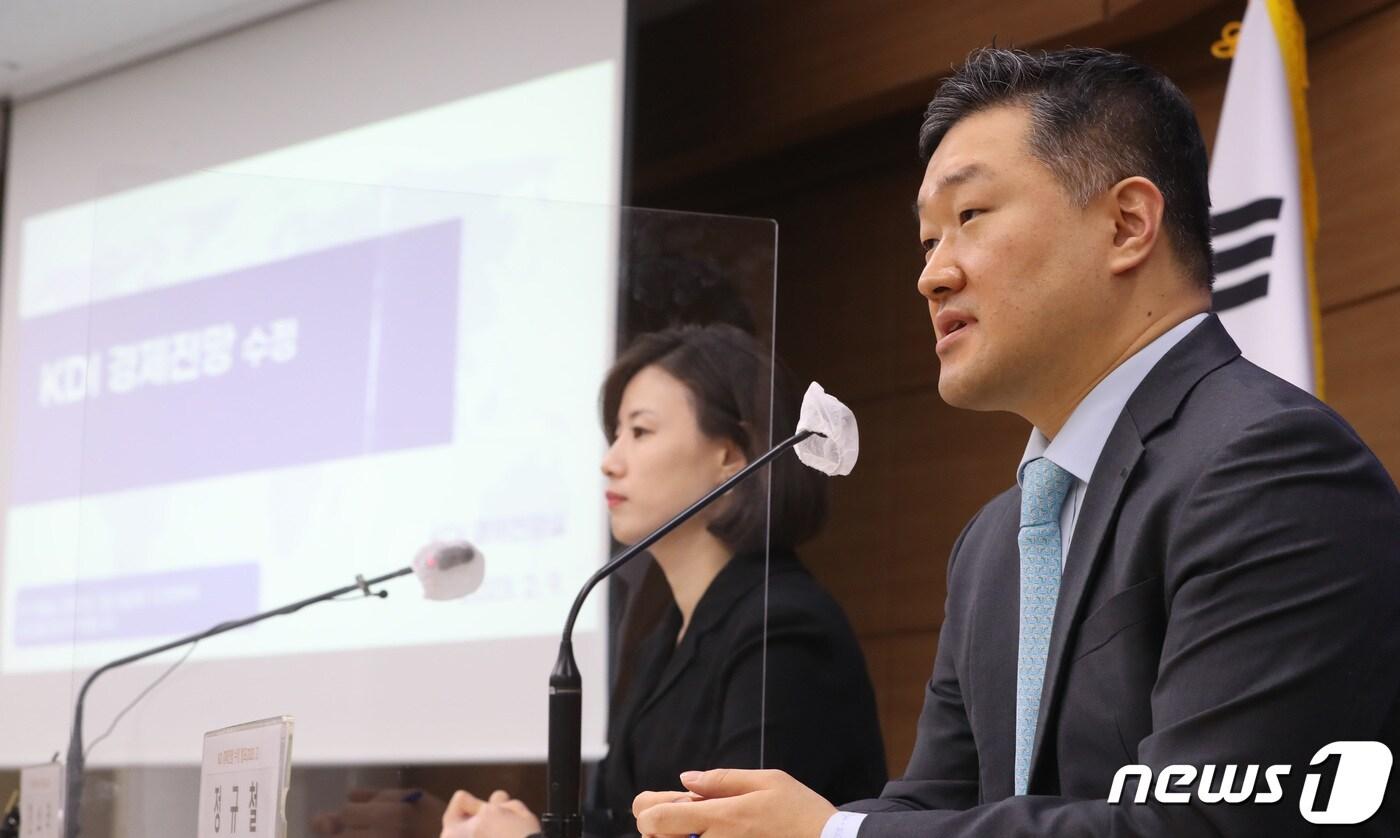 본문 이미지 - 정규철 KDI 경제전망실장과 천소라 KDI 경제전망실 전망총괄(왼쪽)과 이 9일 세종시 정부세종청사에서 2023년 2월 수정 경제전망 발표를 하고 있다. 2023.2.9/뉴스1 ⓒ News1 김기남 기자
