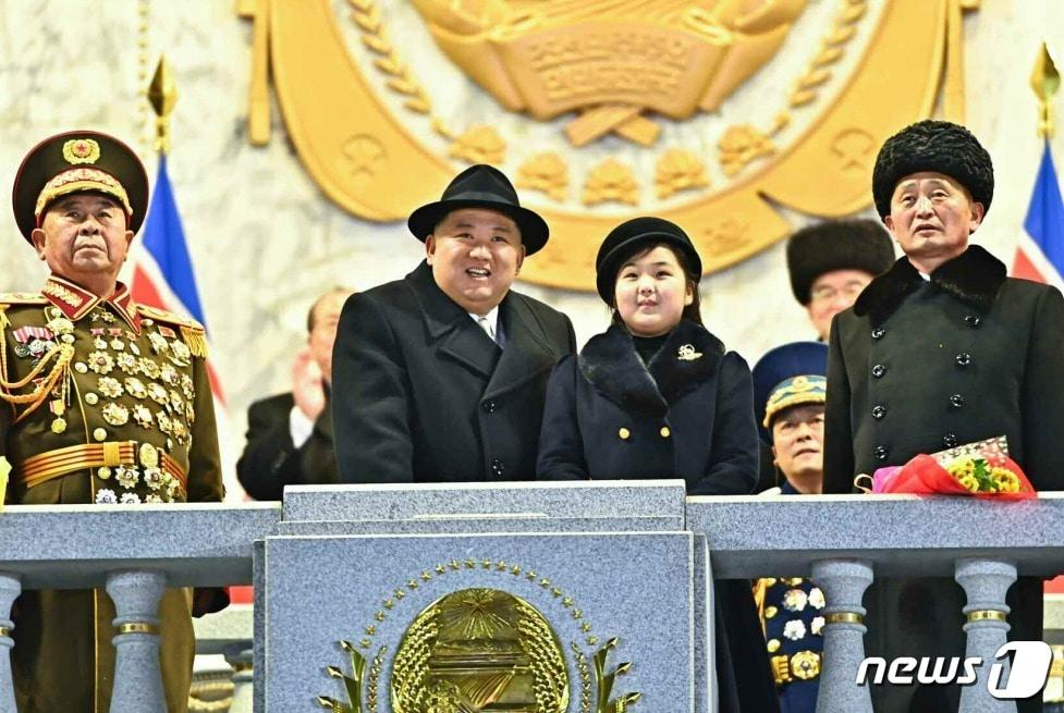 본문 이미지 - (평양 노동신문=뉴스1) = 지난 8일 저녁 북한에서 열린 열병식에 참석한 김정은 당 총비서의 딸 김주애. [국내에서만 사용가능. 재배포 금지. DB 금지. For Use Only in the Republic of Korea. Redistribution Prohibited] rodongphoto@news1.kr