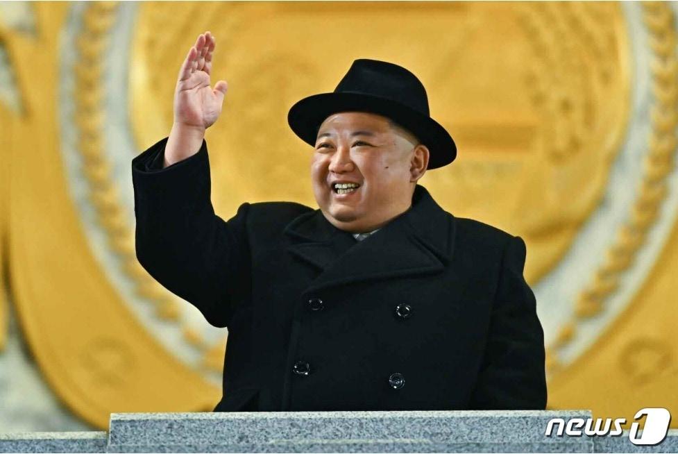 본문 이미지 - (평양 노동신문=뉴스1) = 지난 8일 김일성광장에서 열린 건군절 기념 열병식에 참석한 김정은 총비서의 모습. [국내에서만 사용가능. 재배포 금지. DB 금지. For Use Only in the Republic of Korea. Redistribution Prohibited] rodongphoto@news1.kr [국내에서만 사용가능. 재배포 금지. DB 금지. For Use Only in the Republic of Korea. Redistribution Prohibited] rodongphoto@news1.kr