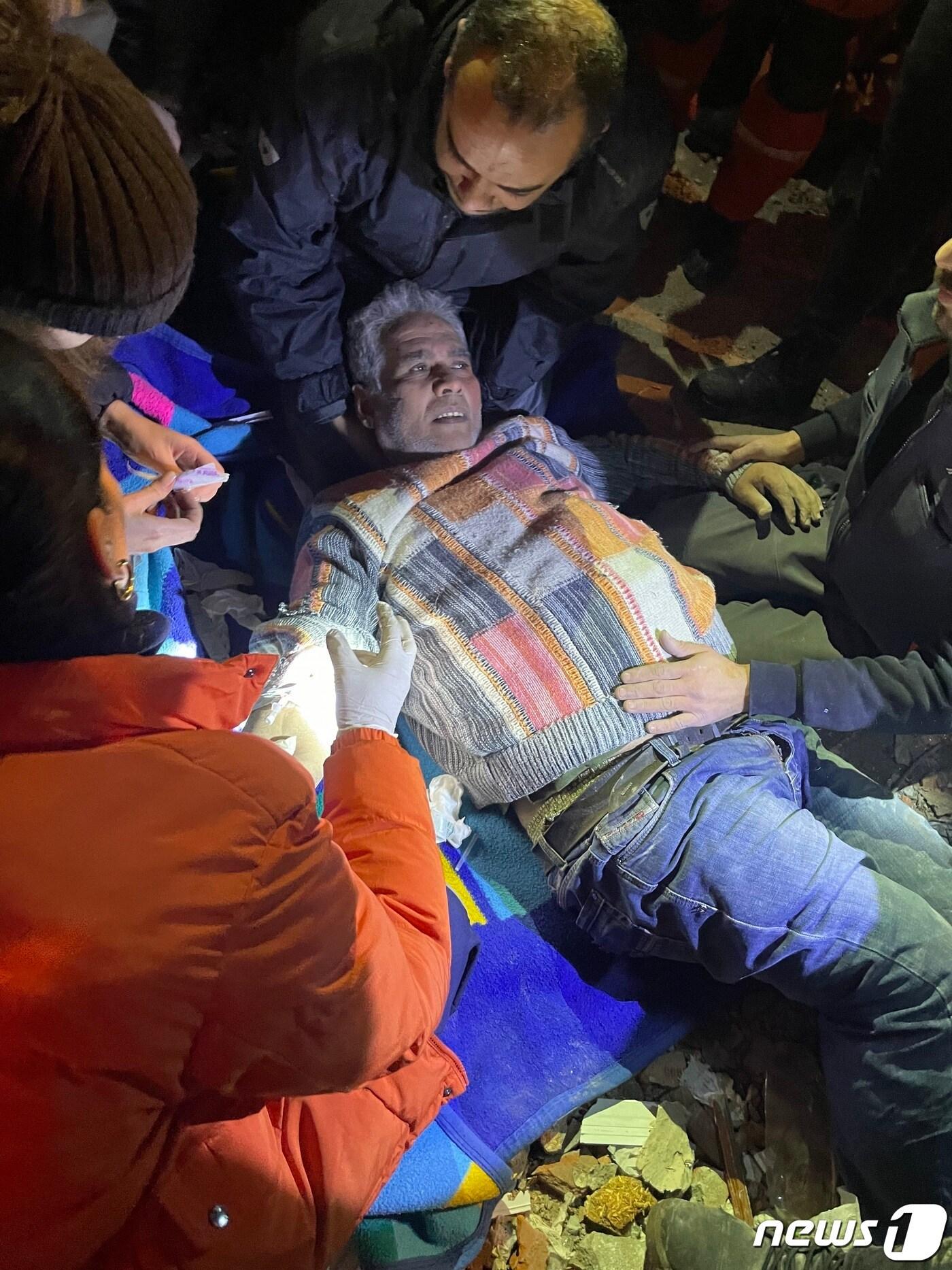 본문 이미지 - 튀르키예로 급파된 '대한민국 긴급구호대'(KDRT)가 9일 지진 피해 현장에서 첫 생존자를 구조했다. (대한민국 긴급구호대(KDRT) 제공).