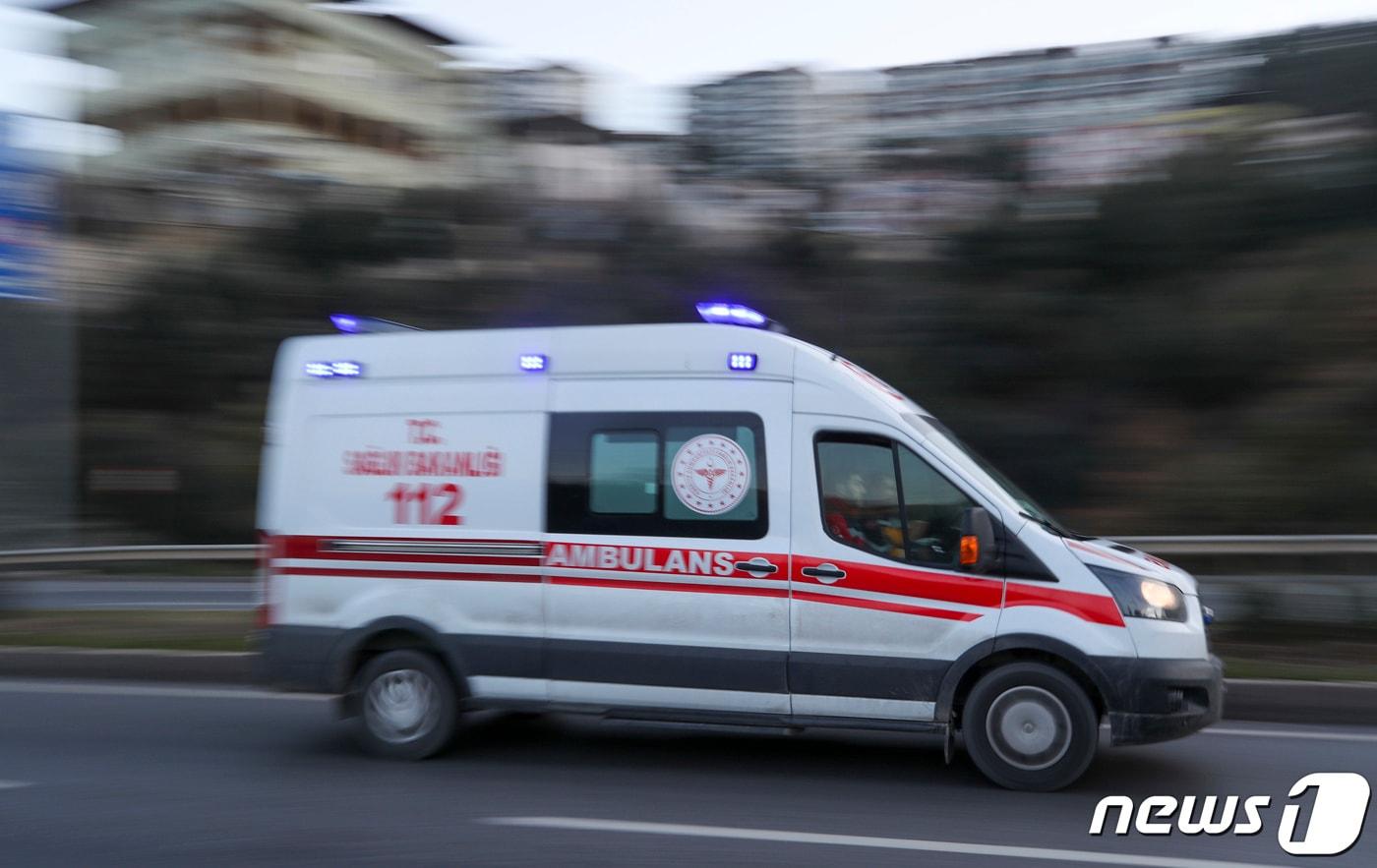 9일(현지시간) 튀르키예 하타이 벨렌 한 도로에서 구급차량이 지진 피해 지역으로 빠르게 이동하고 있다. 2023.2.9/뉴스1 ⓒ News1 김도우 기자