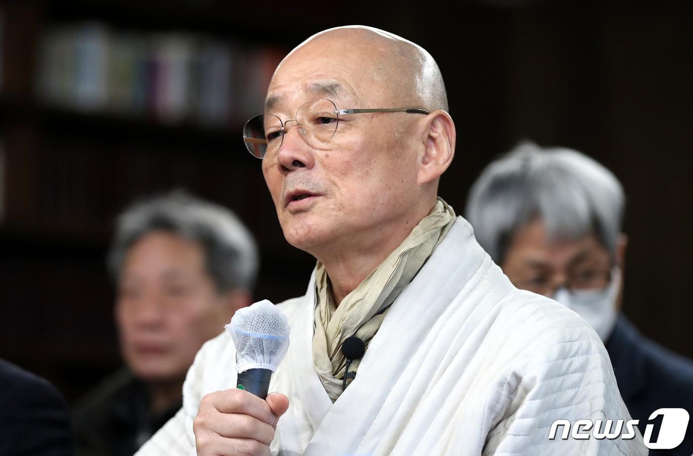 명진스님이 9일 오후 서울 중구 문화살롱 기룬에서 열린 제적 철회 소송 기자간담회에서 발언하고 있다. 2023.2.9/뉴스1 ⓒ News1 박지혜 기자