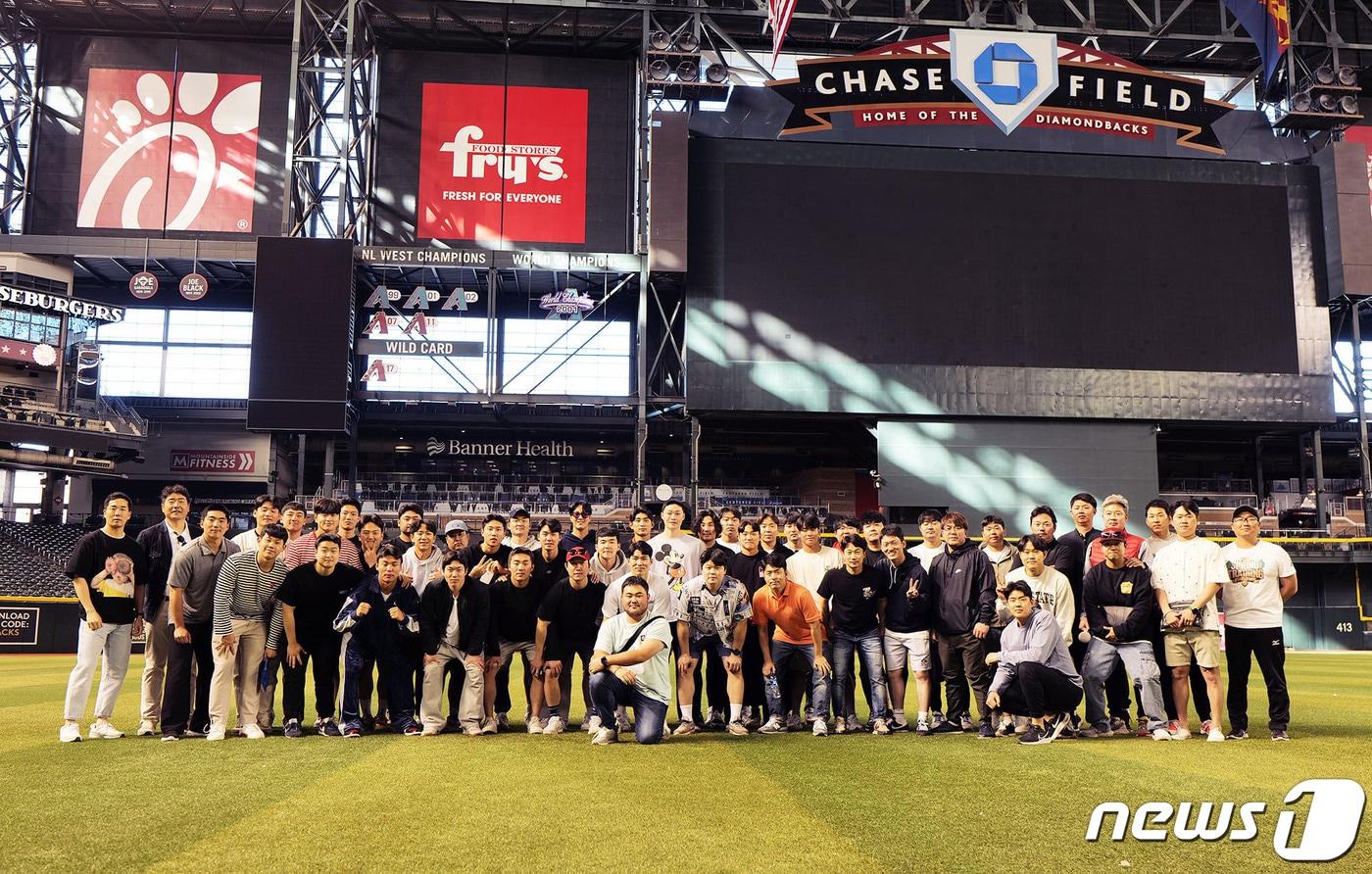 본문 이미지 - 키움 히어로즈 선수단이 메이저리그 애리조나 다이아몬드백스의 홈구장 체이스필드를 방문해 기념촬영을 하고 있다. (키움 제공)