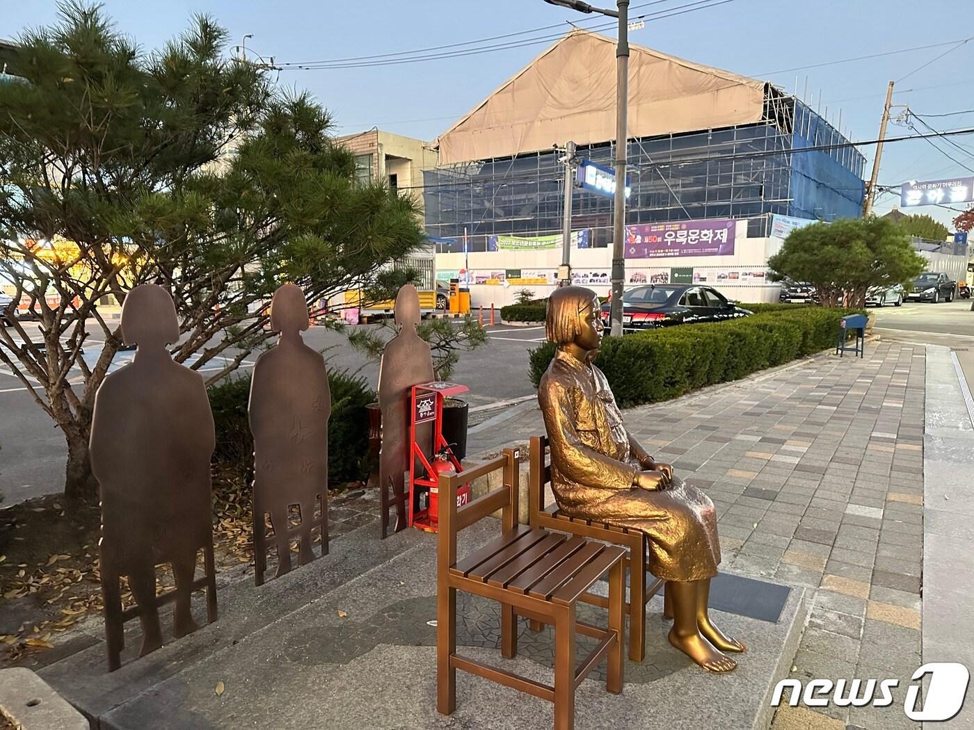 본문 이미지 - 10일 충북 충주시는 성서동 옛 조선식산은행 건물 복원공사를 상반기 마무리한다고 밝혔다. 사진은 평화의 소녀상 뒤로 보이는 조선식산은행 건물.2023.2.10/뉴스1 윤원진 기자