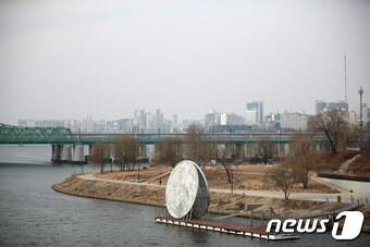 본문 이미지 - 오세훈 서울시장이 9일 발표한 '도시 건축 디자인 혁신 방안' 첫 적용 사례로 노들섬이 한강의 새 랜드마크로 거듭날 전망이다. 뉴스1 DB