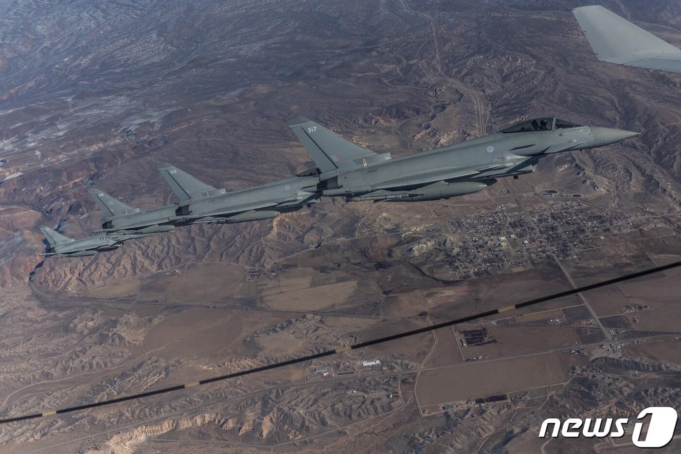 지난 2월 미국 네바다주에서 진행된 미국과 영국, 호주 공군의 '레드 플래그' 합동훈련에서 영국 유로피아터 '타이푼' 전투기들이 편대 비행하는 모습. 2023.2.8. ⓒ 로이터=뉴스1 ⓒ News1 박재하 기자