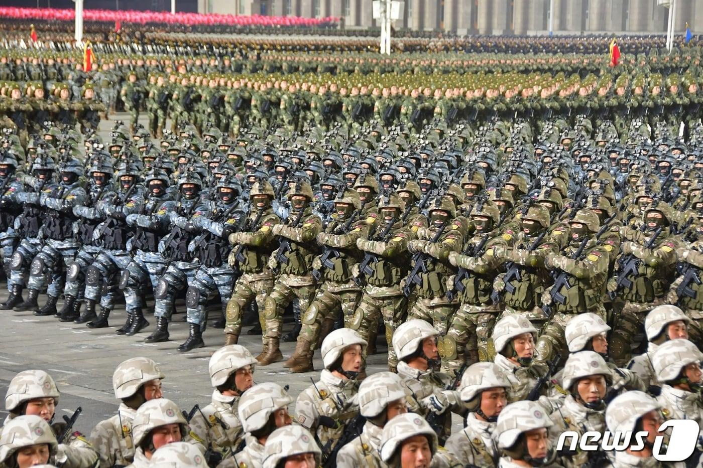 본문 이미지 - (평양 노동신문=뉴스1) = 북한이 지난 2월9일 조선인민군 창건일(건군절) 75주년을 맞아 진행한 열병식 모습. [국내에서만 사용가능. 재배포 금지. DB 금지. For Use Only in the Republic of Korea. Redistribution Prohibited] rodongphoto@news1.kr