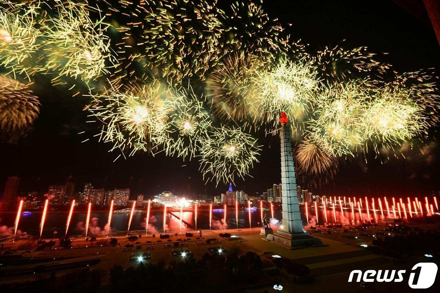 &#40;평양 노동신문=뉴스1&#41; = 지난 2023년 2월 9일 밤 조선인민군 창건일&#40;건군절&#41; 75주년을 맞아 평양 김일성광장에서 열병식과 각종 불꽃놀이, 드론쇼가 펼쳐진 모습 [국내에서만 사용가능. 재배포 금지. DB 금지. For Use Only in the Republic of Korea. Redistribution Prohibited] rodongphoto@news1.kr